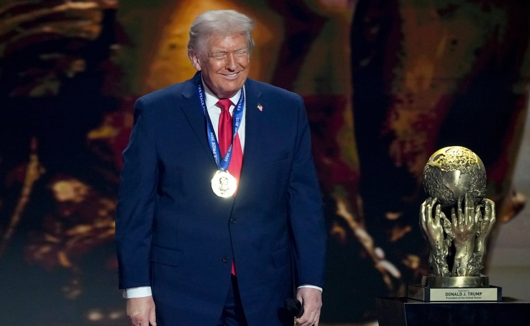 El presidente Donald Trump sonríe después de recibir el Premio de la Paz de la FIFA durante el sorteo de la Copa Mundial de fútbol de 2026 en el Kennedy Center en Washington, el viernes 5 de diciembre de 2025. Foto: AP
