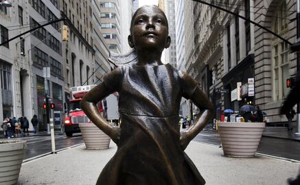 Ponen chaleco antibalas a "La niña sin miedo" de Wall Street