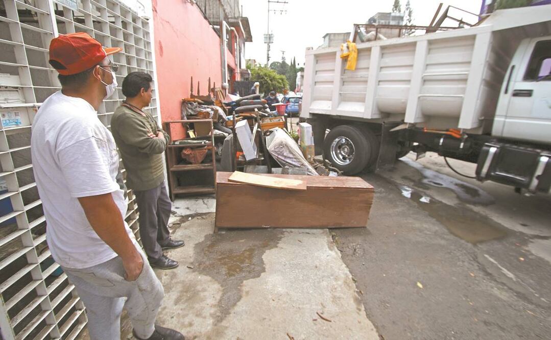 Un tractocamión levantó las cosas que se echaron a perder. Foto: CARLOS MEJÍA. EL UNIVERSAL