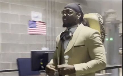 Estrella de la NFL llega a su partido con traje de charro