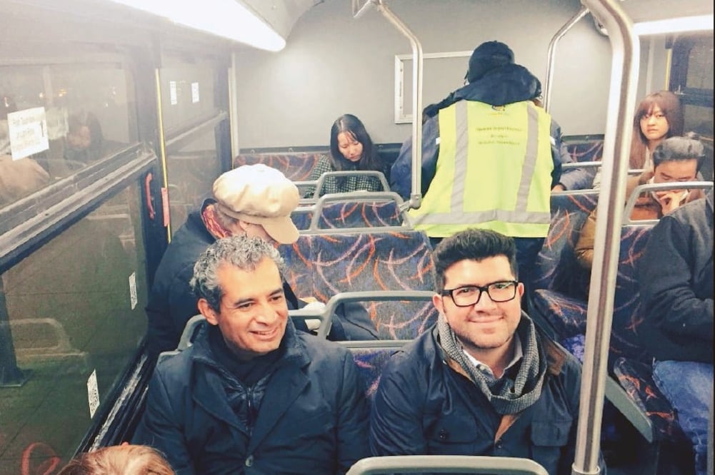 El presidente del CEN priísta subió una foto a Twitter en la que se le ve en el transporte público en Nueva Jersey (TWITTER)