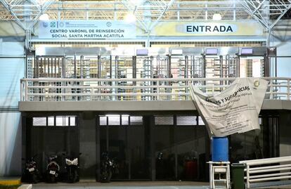 Tras riña y muerte en penal de Santa Martha, familiares de convictos temen por vidas de sus seres queridos