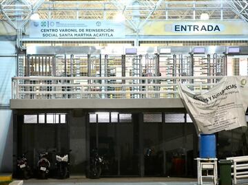 Tras riña y muerte en penal de Santa Martha, familiares de convictos temen por vidas de sus seres queridos