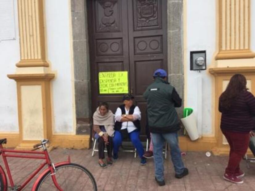 Cierran carreteras en municipio de Tlaxcala para protestar por regreso de edil