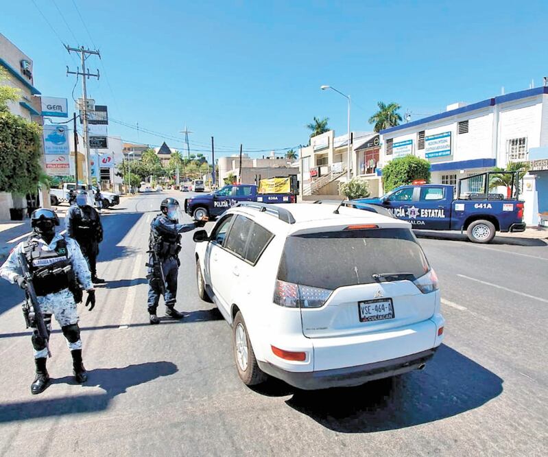 En Culiacán, Sinaloa, fuerzas estatales y federales desplegaron un operativo para evitar que hubiera aglomeraciones en los comercios. Foto: ESPECIAL