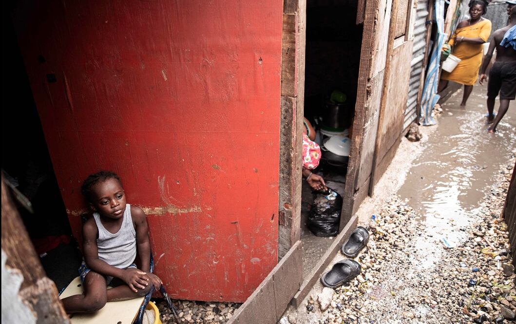 Un niño observa un campamento inundado para personas desplazadas, tras el paso del huracán Melissa en Puerto Príncipe, el 29 de octubre de 2025. Foto: AFP