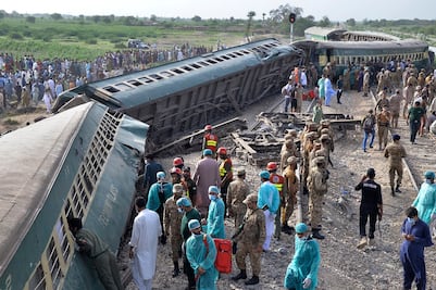 Descarrilamiento de tren en sur de Paquistán deja 28 muertos