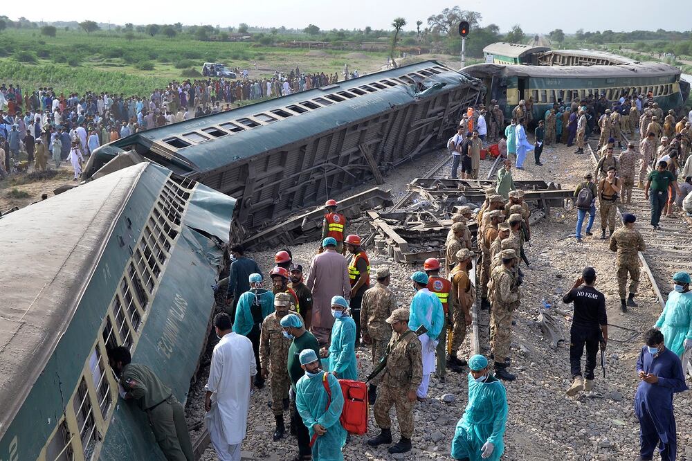 Los rescatistas y las tropas del ejército participan en una operación de rescate en el sitio del descarrilamiento de un tren en las afueras de la estación ferroviaria de Sarhari Nawabshah. Foto: AP