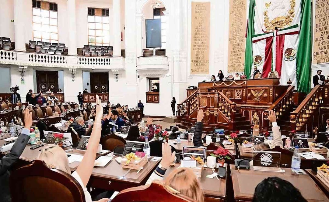 Diputados del PAN, PRI y Movimiento Ciudadano abandonaron la sesión en el Congreso local. Foto: Especial