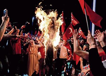 Decretan en Turquía estado de emergencia