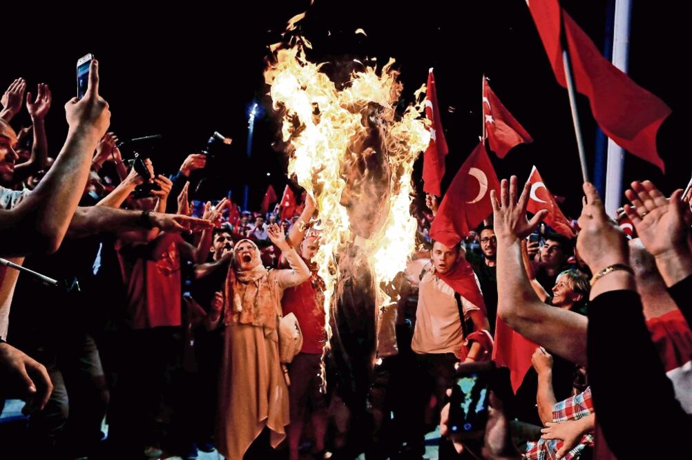 Simpatizantes del presidente turco Tayyip Erdogan queman una efigie del opositor Fetullah Gülen —a quien las autoridades acusan de planear el fallido golpe de Estado- (AMMAR AWAD. REUTERS)