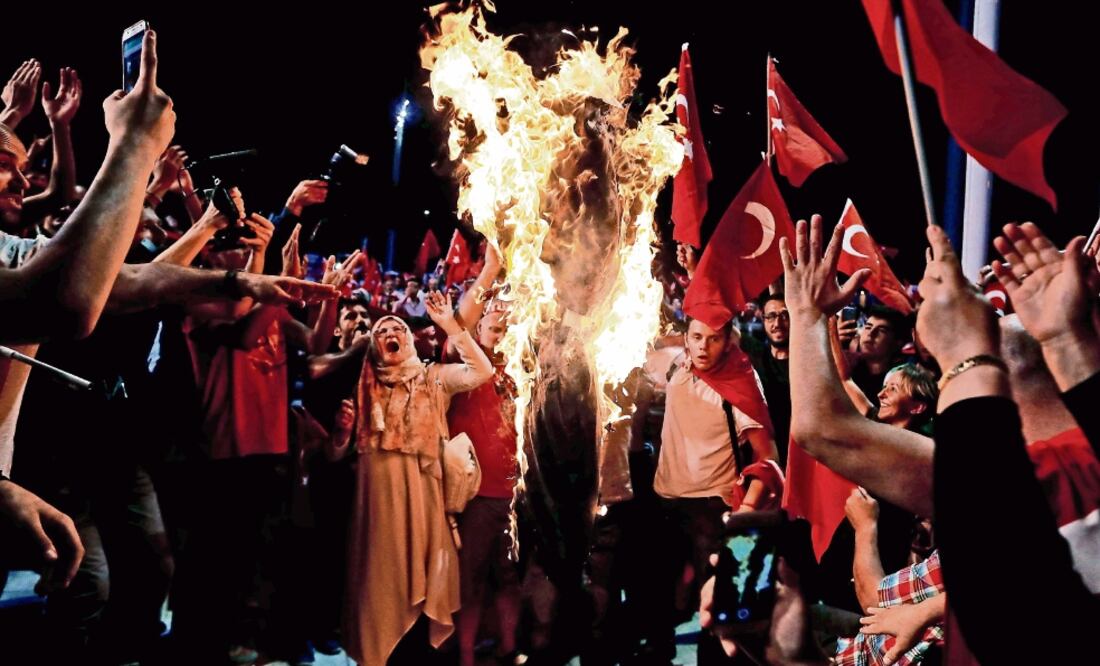 Simpatizantes del presidente turco Tayyip Erdogan queman una efigie del opositor Fetullah Gülen —a quien las autoridades acusan de planear el fallido golpe de Estado- (AMMAR AWAD. REUTERS)