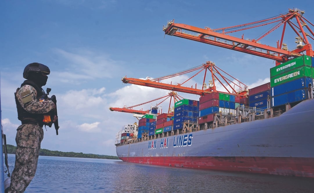 Vigilancia en el puerto de Guayaquil, Ecuador. México exportó a Ecuador mercancías por valor de 591 millones de dólares en 2023, una caída de 35% frente a los 915 millones de una década atrás. Foto: de CÉSAR MUÑOZ. AP