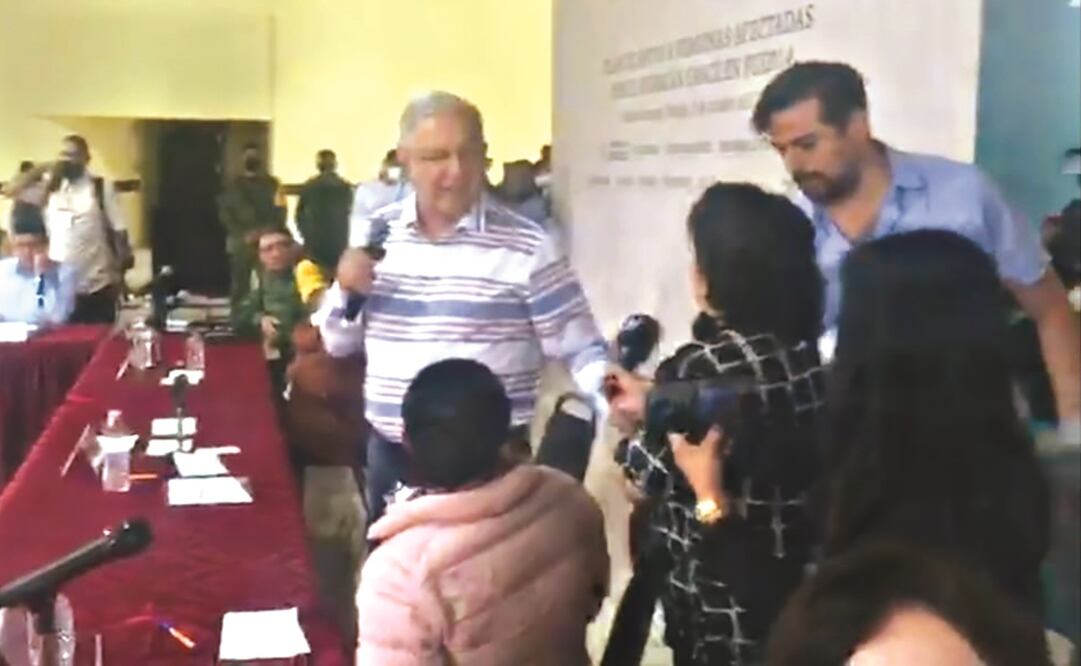 Manifestantes irrumpieron en el recinto ferial de Huachinango, Puebla y llegaron hasta el Ejecutivo. Foto: ESPECIAL