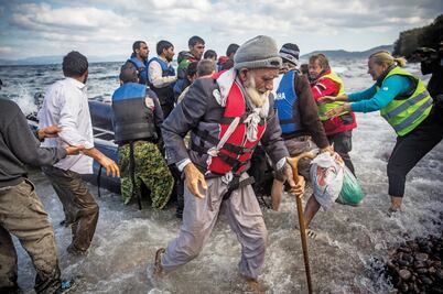 Pakistán ordena que migrantes afganos en situación irregular abandonen el país 