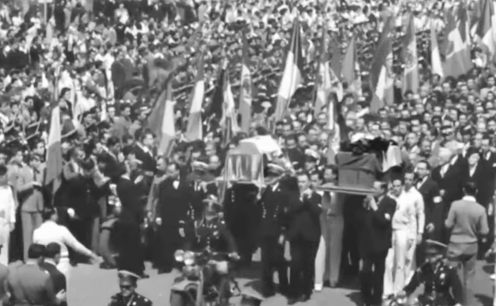 Acompañamiento de las urnas de los autores del Himno Nacional, con funcionarios, legisladores, veteranos de la Revolución y jóvenes. Foto: Captura de Pantalla/ESPECIAL.