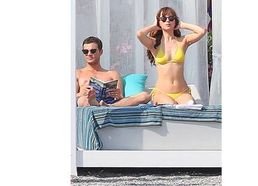 Captan a actores de "50 sombras" en traje de baño