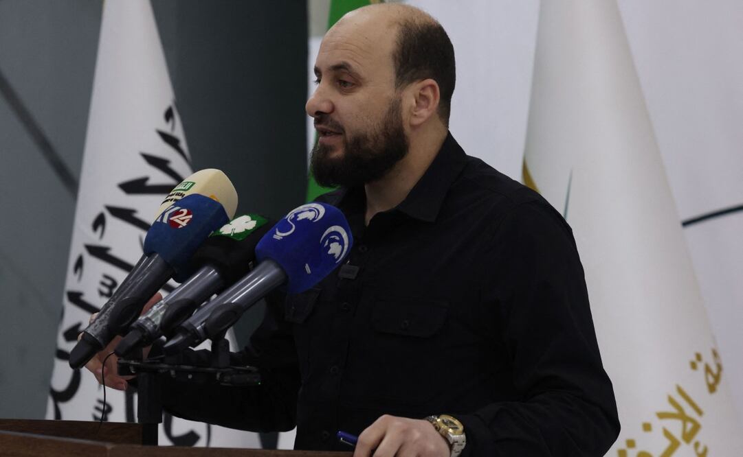 Mohamed Bashir, que dirige el llamado "Gobierno de Salvación" de HTS, ofrece una conferencia de prensa en la ciudad de Idlib, en el noroeste de Siria, controlada por los rebeldes, el 28 de noviembre de 2024. Foto: AFP