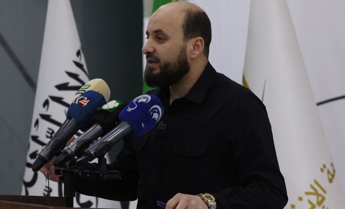 Mohamed Bashir, que dirige el llamado "Gobierno de Salvación" de HTS, ofrece una conferencia de prensa en la ciudad de Idlib, en el noroeste de Siria, controlada por los rebeldes, el 28 de noviembre de 2024. Foto: AFP