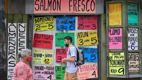 Qué impacto tiene el nuevo impuesto al dólar con el que Maduro quiere incentivar el uso del bolívar en Venezuela