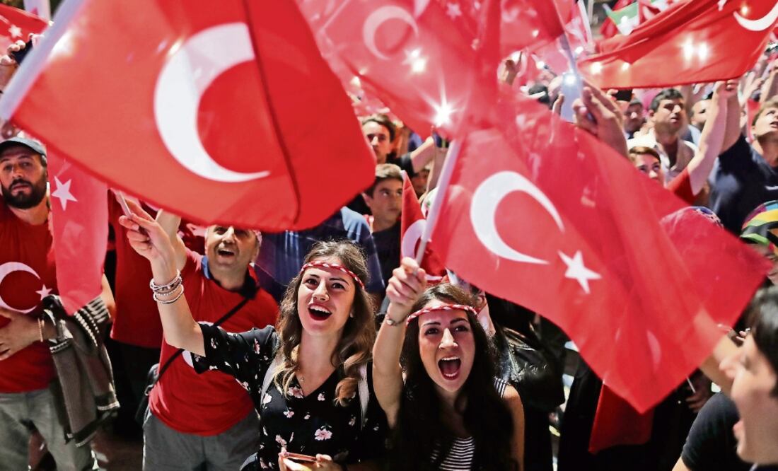 Seguidores de Recep Tayyip Erdogan, mandatario turco, se manifestaron ayer en Estambul por el fallido golpe de Estado (TOLGA BOZOGLU. EFE)