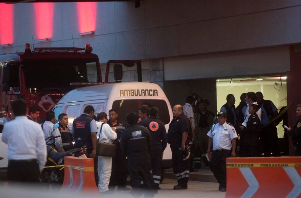 De acuerdo con paramédicos del Escuadrón de Rescate y Urgencias Médicas falló el sistema que mantenía al ascensor estático, lo que provocó que el ascensor se desplomara de una altura de aproximadamente 50 metros. Foto: Guillermo Perea/El Gráfico