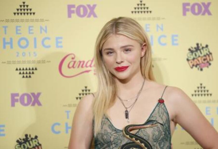 Brad Pitt y Salma Hayek, artistas que visten Gucci