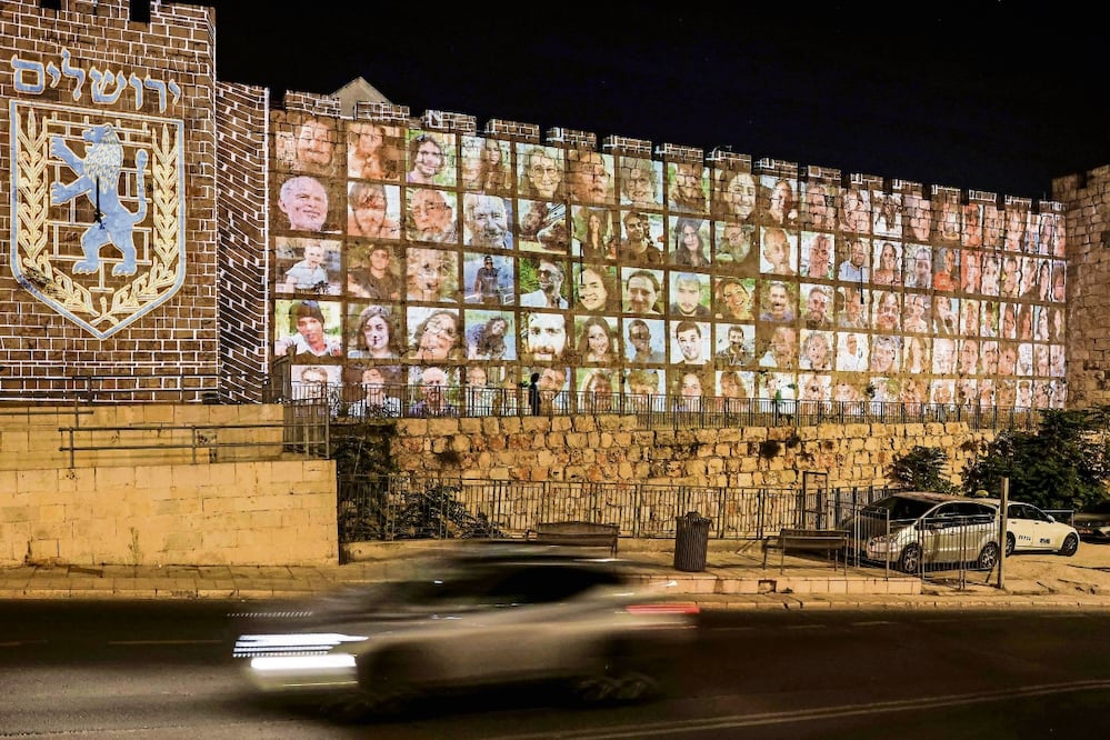 Fotos de rehenes en poder de Hamas fueron desplegadas en el Muro de los Lamentos, en la ciudad de Jerusalén, al conmemorarse un mes del secuestro. Foto: AHMAD GHARABLI. AFP
