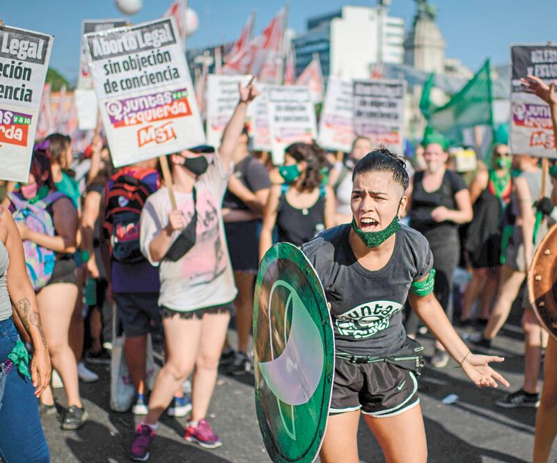 Activistas proaborto se reunieron ayer afuera del Congreso, en Buenos Aires, a la espera de que el Senado votar la ley IVE. Foto: RONALDO SCHEMIDT. AFP