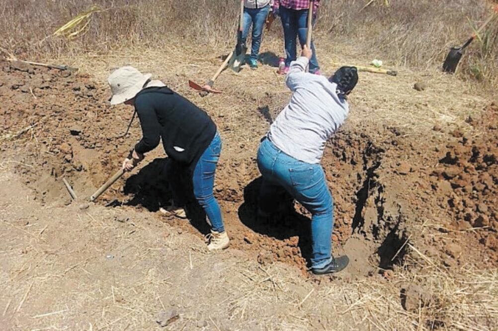 El hallazgo. La búsqueda se dio tras detectarse una zona de hundimiento de tierra con ayuda de un dron. Los restos se hallaron en los primeros tres metros. Foto: CORTESÍA COLECTIVO FAMILIAS UNIDAS POR NAYARIT