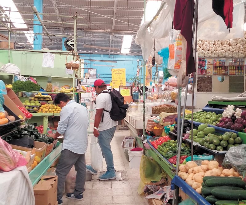 Los clientes del Mercado Mixcoac no han dejado de acudir pese a las restricciones para entrar. Foto: SALVADOR CORONA. EL UNIVERSAL