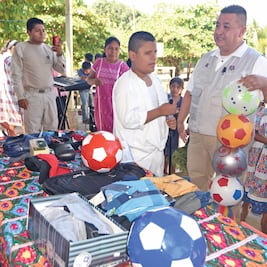 Heladio se acerca a su sueño; le regalan teclado y guitarra