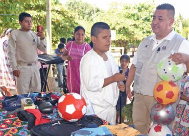 Heladio se acerca a su sueño; le regalan teclado y guitarra