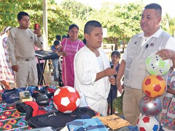 Heladio se acerca a su sueño; le regalan teclado y guitarra
