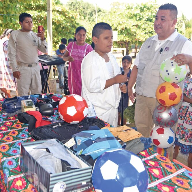 Heladio Santiago, quien nació ciego, recibió ropa, zapatos y balones, además de sus instrumentos musicales, durante la celebración del Día del Bastón Blanco, en su natal Llano del Carmen, Xochistla huaca. Foto: SALVADOR CISNEROS. EL UNIVERSAL
