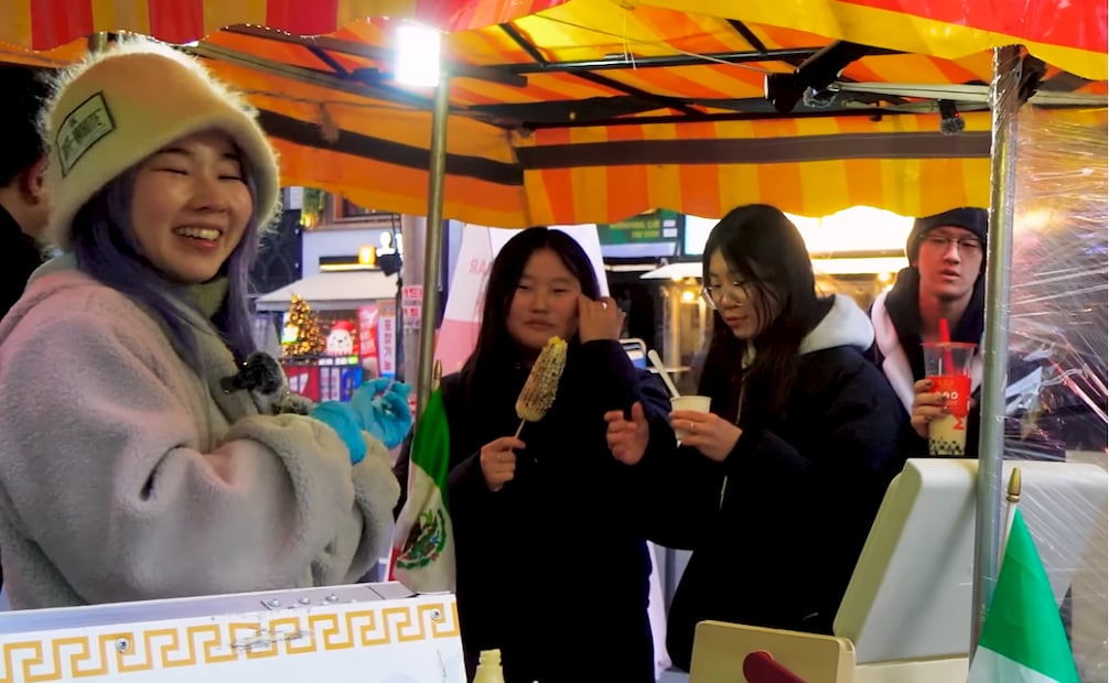 La youtuber surcoreana instaló su propio puesto callejero de elotes asados y esquites preparados. Foto: Captura de pantalla YouTube