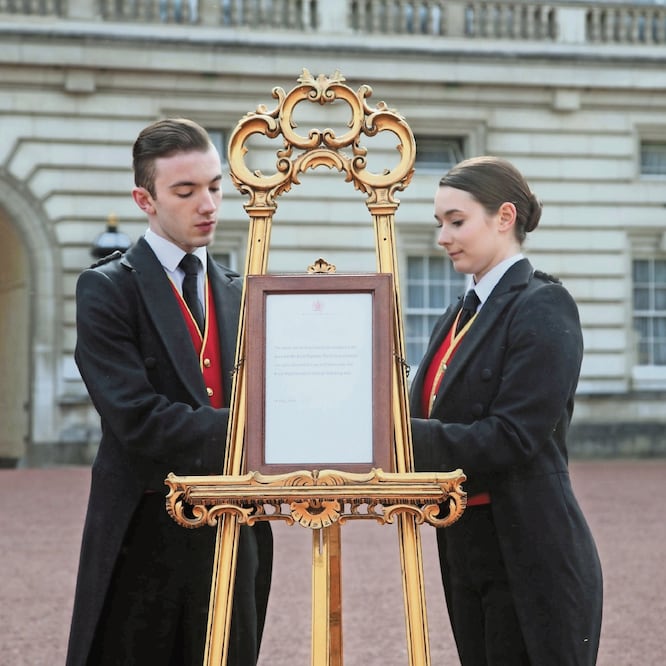 La noticia se dio a conocer formalmente en el patio de Buckingham. Reuters