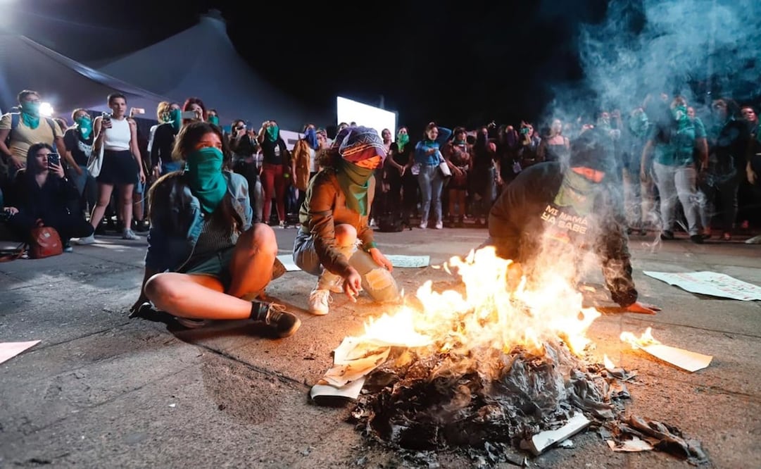 Queman libros sobre “curar la homosexualidad” a las afueras de la FIL Guadalajara. Foto: Berenice Fregoso/ EL UNIVERSAL