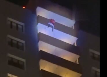 VIDEO: Santa cae al vacío desde un piso 24, en Rusia