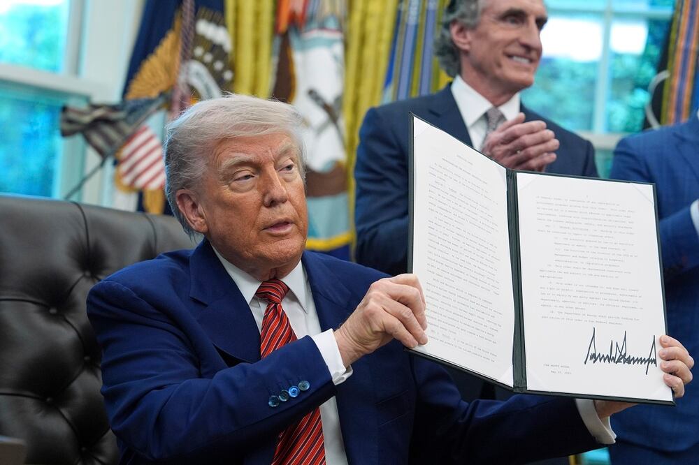 El presidente Donald Trump sostiene una orden ejecutiva para revitalizar la base industrial nuclear en la Oficina Oval de la Casa Blanca, el viernes 23 de mayo de 2025, en Washington. Foto: AP