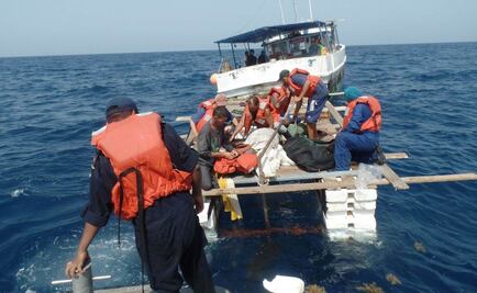 Semar auxilia a 12 cubanos; viajaban en balsa hechiza