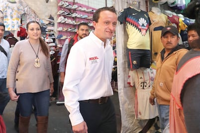 Mikel viaja en Metro y ‘vende’ ropa en Tepito