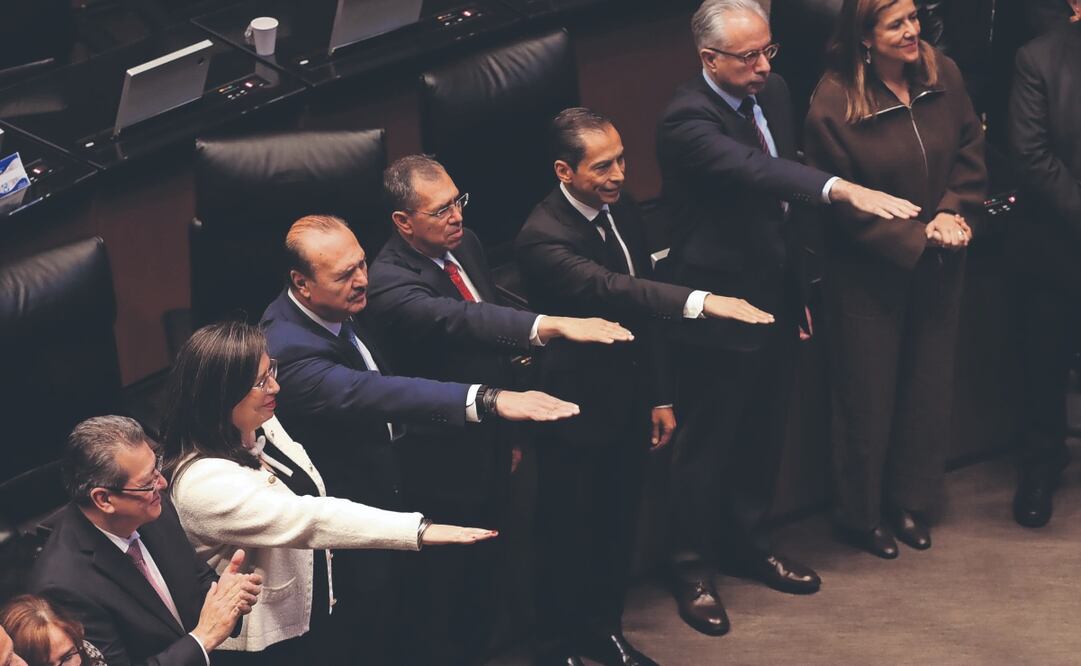 Los nuevos cónsules generales de México rindieron protesta ante el pleno de la Comisión Permanente del Congreso de la Unión. Foto: de ROGELIO MORALES. CUARTOSCURO