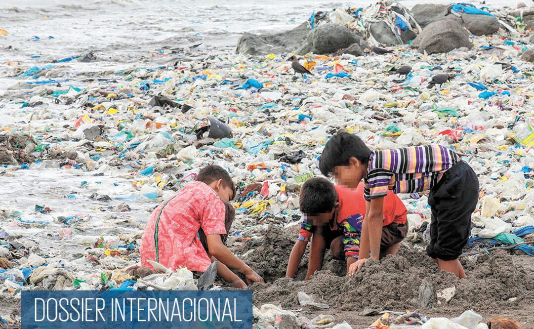 Niños juegan entre desechos de comida y plástico cerca de la costa del mar Arábigo en Bombay, India, en junio de 2018.  ARCHIVO EFE