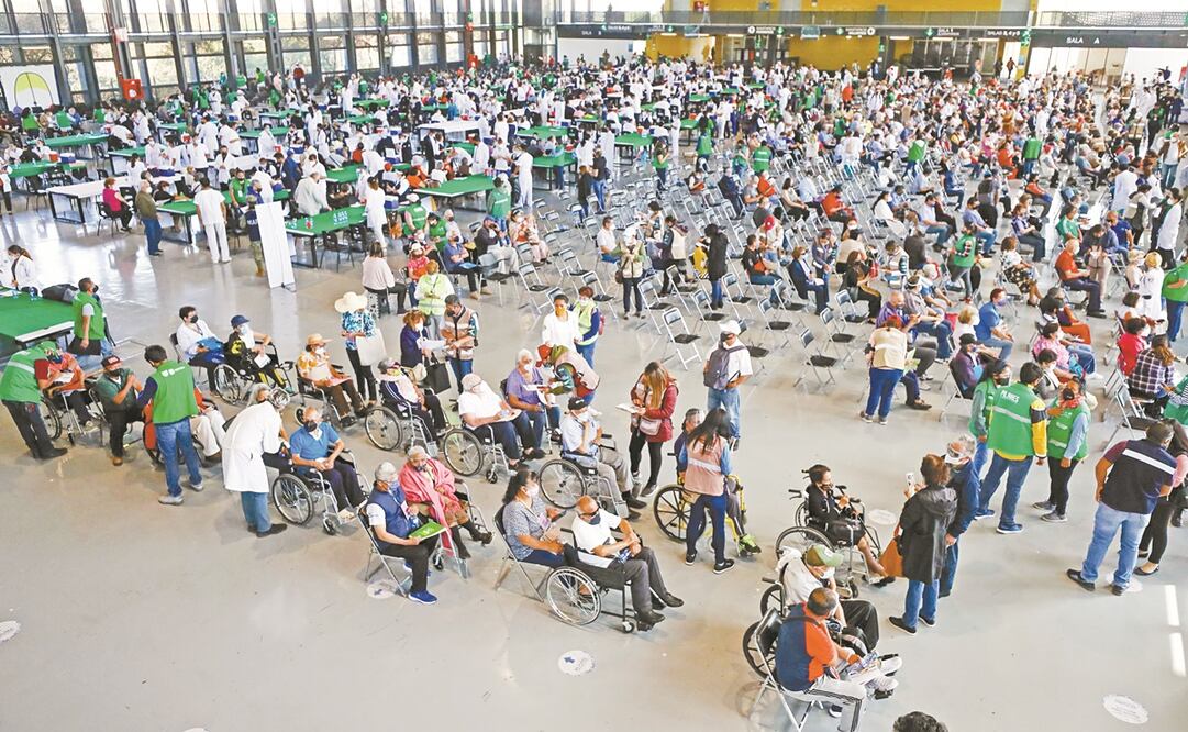 El Centro de Exposiciones de la UNAM, en Ciudad Universitaria, tiene la capacidad de aplicar 8 mil 640 dosis al día. Foto: Diego Simón. EL UNIVERSAL