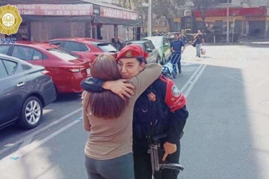 Lomito Chihuahua regresa con su dueña gracias a policías de la CDMX ¡Se les perdió varias horas! 