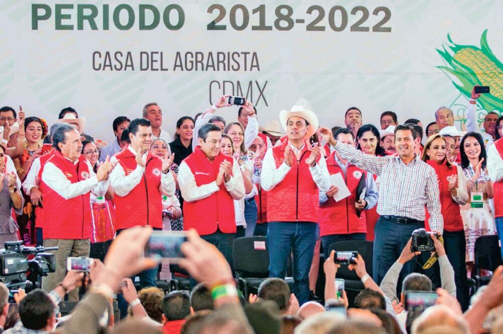 El presidente Enrique Peña Nieto asistió a la toma de protesta de la nueva dirigencia de la Confederación Nacional Campesina. Foto: BERENICE FREGOSO. EL UNIVERSAL