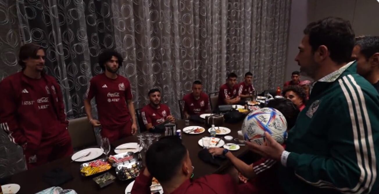 El regalo de la Selección Mexicana a Jordi Cortizo y César Huerta / Foto: Especiales