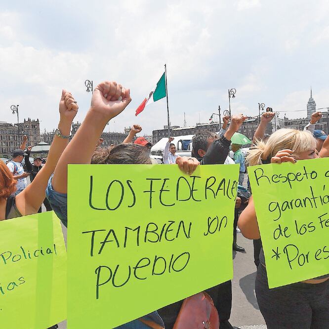 Familiares de elementos de la Policía Federal llevaron la protesta a las afueras de Palacio Nacional, donde exigieron audiencia. Foto/JUAN ARMANDO MARTÍNEZ. EL UNIVERSAL