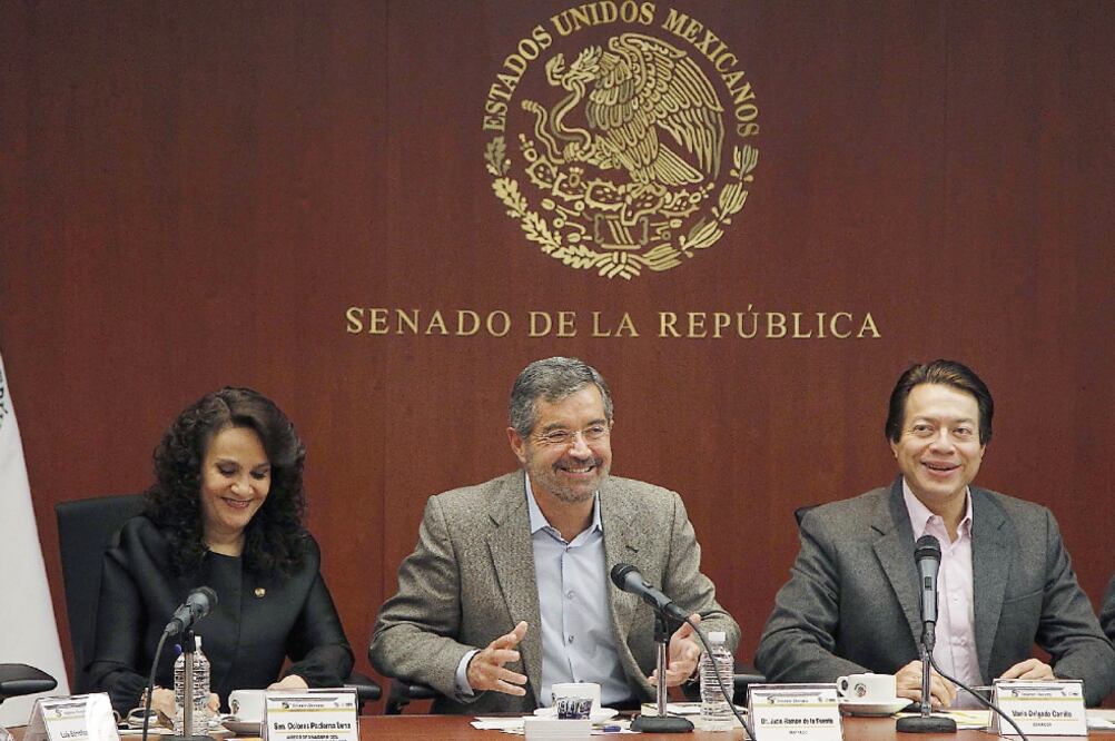 El ex secretario de Salud, Juan Ramón de la Fuente (centro), acompañado de la senadora Dolores Padierna y del senador Mario Delgado (ARIEL OJEDA. EL UNIVERSAL)